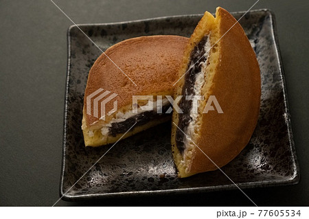あんと生クリームたっぷりのどら焼き あんと生クリームたっぷりのどら焼き 77605534