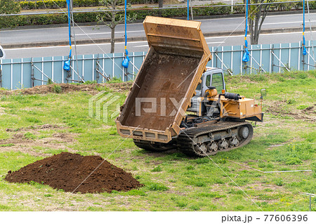 掘削土運搬 キャリアダンプ クローラーキャリア 不整地運搬車の写真素材 [77606396] - PIXTA