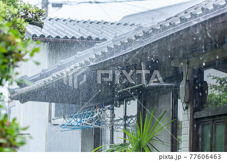 古い民家の瓦屋根に打ち付ける雨 古い民家の瓦屋根に打ち付ける雨 77606463