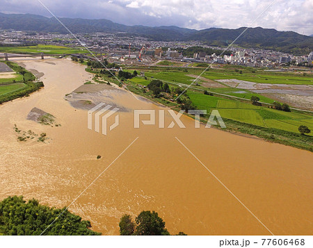 ≪ドローン空撮・京都　亀岡　保津川　台風豪雨被害による濁流≫　京都府亀岡市　自然災害　台風　豪雨 77606468