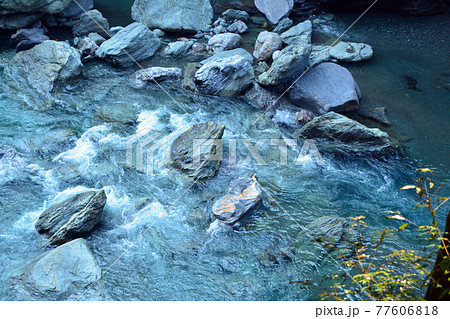 秘境「かずら橋」が架かるる清らかな渓流の写真素材 [77606818] - PIXTA