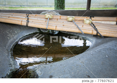 島根県宇美神社の手水舎 77607621