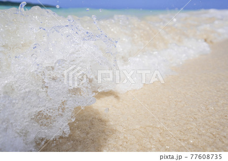 宮古島　与那覇前浜ビーチの美しい波 77608735