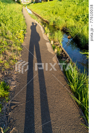 写真を撮っている人の影 77610038
