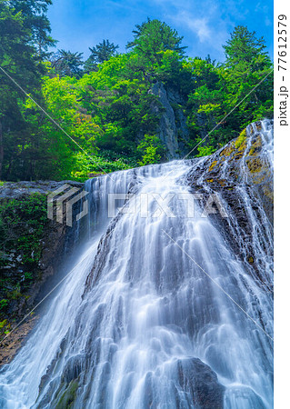 夏の乗鞍高原の三本滝　【長野県】 77612579