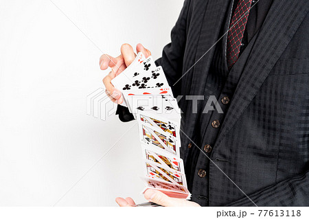 トランプでカードマジックをするマジシャンの手元の写真素材