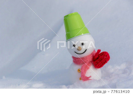 手袋した雪だるま 手袋した雪だるま 77613410