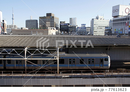 上野駅に停車中の京浜東北線E233系電車 77613623