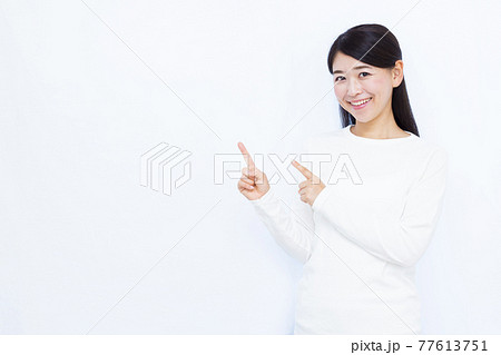 指差しをしている30代の女性 77613751
