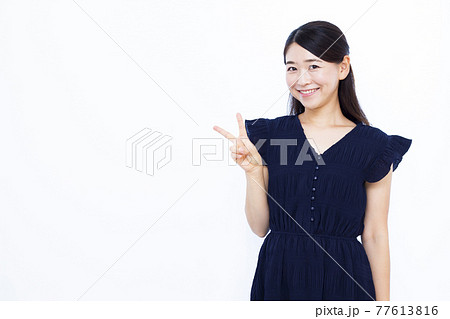 ピースサインをしている30代女性の写真素材 [77613816] - PIXTA
