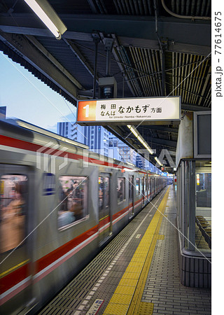 大阪メトロ東三国駅のプラットホーム 77614675