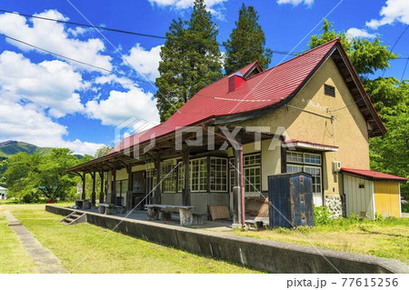 初夏の日中線記念館・旧熱塩駅舎の風景　福島県喜多方市 77615256