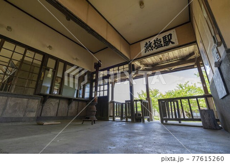初夏の日中線記念館・旧熱塩駅舎の風景　福島県喜多方市 77615260