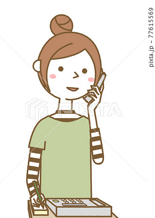 電話をする若い女性　ママ 77615569