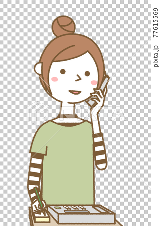 電話をする若い女性　ママ 77615569