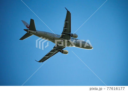 離陸、上昇旋回するジェット旅客機 離陸、上昇旋回するジェット旅客機 77616177