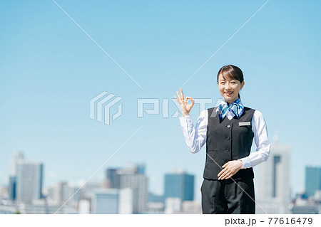 ビジネス　女性　制服 77616479