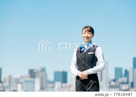 ビジネス　女性　制服 77616487