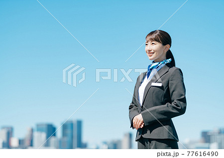ビジネス　女性　制服 77616490