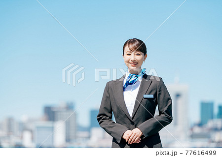 ビジネス　女性　制服 77616499