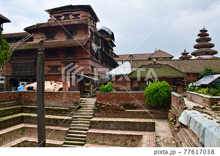 2015の大地震後のネパールのカトマンズの街並み 77617038