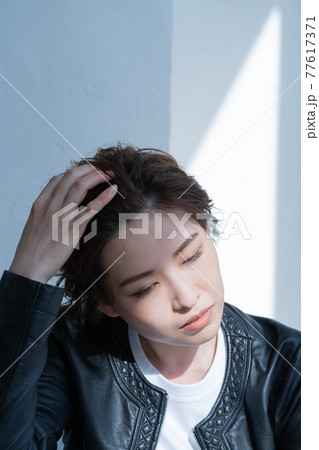 ジェンダーレス　LGBT 　革ジャンを着る女 77617371