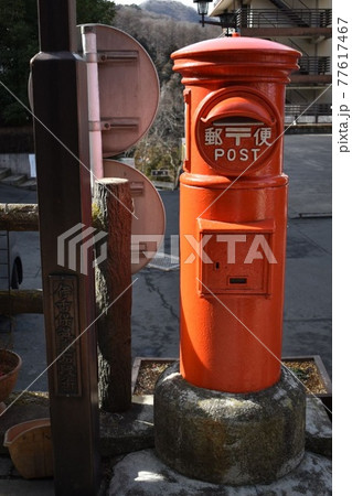 円柱状の郵便ポスト 77617467