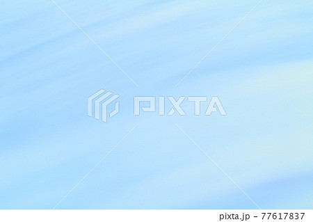 青色系抽象的背景　ゆるやかな流れ・ライン 77617837