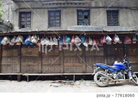 2015年の大地震から3ヶ月後のネパールのカトマンズの散策 77618060