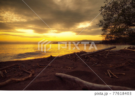 夕焼けの琵琶湖の風景 夕焼けの琵琶湖の風景 77618403
