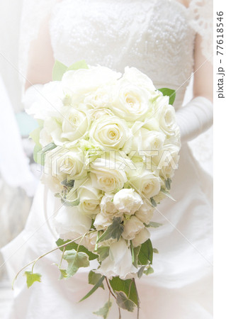 白い花のブーケを持った花嫁の手元の写真素材