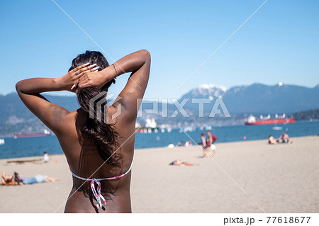 カナダのビーチで水着を着た黒人系カナダ人の少女が夏を満喫する 77618677