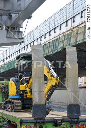 トラック荷台の重機 トラック荷台の重機 77618720