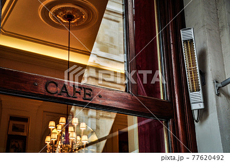 カフェ・ザッハーの店内(ウィーン、オーストリア) カフェ・ザッハーの店内(ウィーン、オーストリア) 77620492