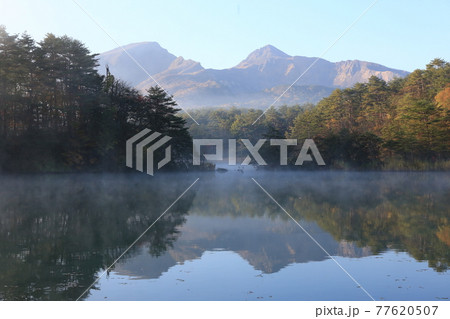 朝霧の五色沼に映る磐梯山と紅葉 朝霧の五色沼に映る磐梯山と紅葉 77620507