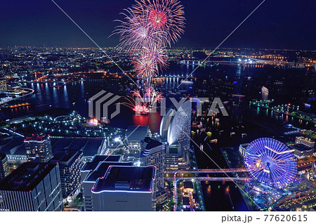横浜ランドマークタワーから望む横浜開港祭の花火大会 77620615