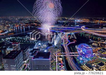 横浜ランドマークタワーから望む横浜開港祭の花火大会 77620621