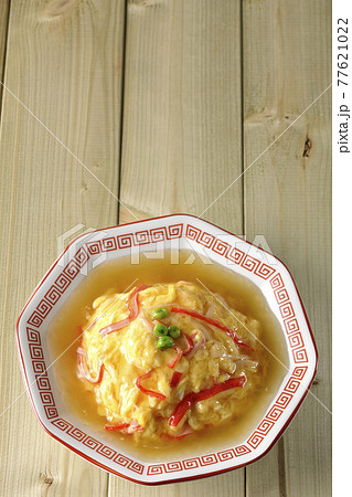 餡かけ中華風オムライス、天津飯を俯瞰で撮影 77621022