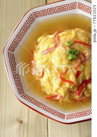 餡かけ中華風オムライス、天津飯を俯瞰で撮影 77621025