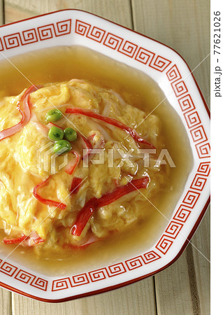 餡かけ中華風オムライス、天津飯を俯瞰で撮影 77621026