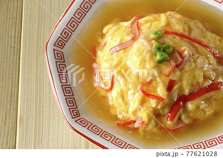餡かけ中華風オムライス、天津飯を俯瞰で撮影 77621028