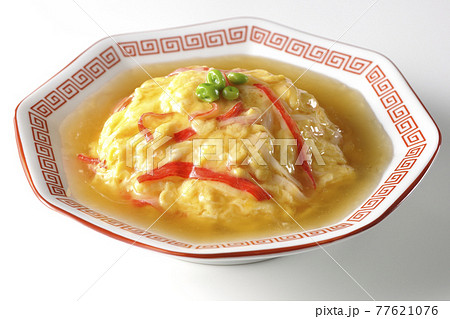 餡かけ中華風オムライス、天津飯を白背景で撮影 77621076