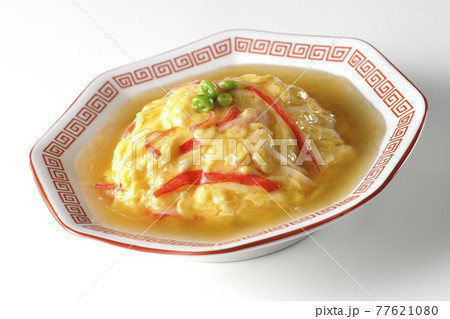 餡かけ中華風オムライス、天津飯を白背景で撮影 77621080