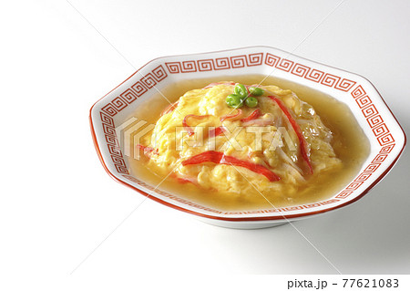 餡かけ中華風オムライス、天津飯を白背景で撮影 77621083