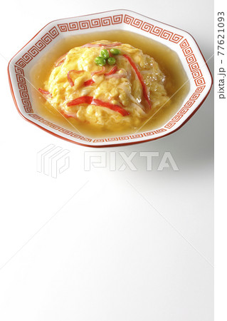餡かけ中華風オムライス、天津飯を白背景で撮影 77621093