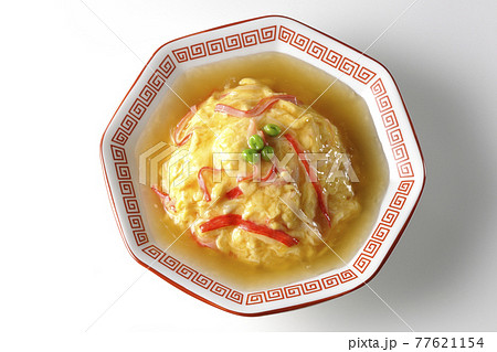 餡かけ中華風オムライス、天津飯を白背景で撮影（俯瞰） 77621154