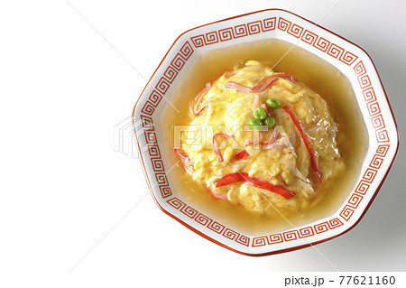 餡かけ中華風オムライス、天津飯を白背景で撮影（俯瞰） 77621160