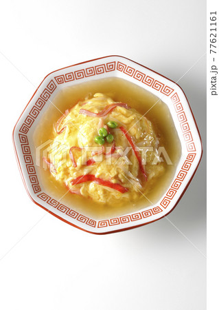 餡かけ中華風オムライス、天津飯を白背景で撮影(俯瞰) 餡かけ中華風オムライス、天津飯を白背景で撮影(俯瞰) 77621161