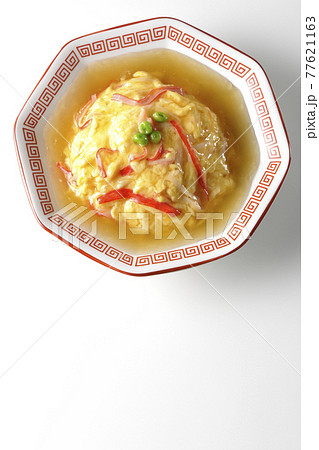 餡かけ中華風オムライス、天津飯を白背景で撮影（俯瞰） 77621163