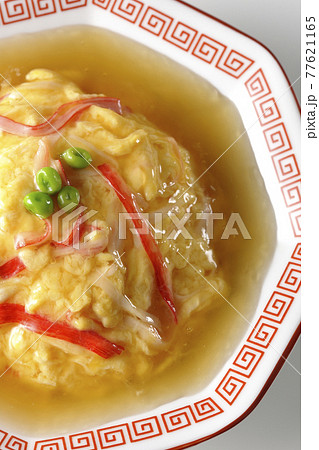 餡かけ中華風オムライス、天津飯を白背景で撮影（俯瞰） 77621165